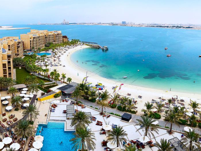 Pláž a hotel Doubletree by Hilton v RAK.