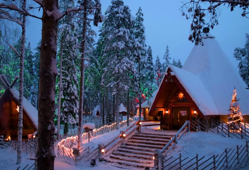 Vysvietená a zasnežená dedinka Santa Clausa v Rovaniemi.