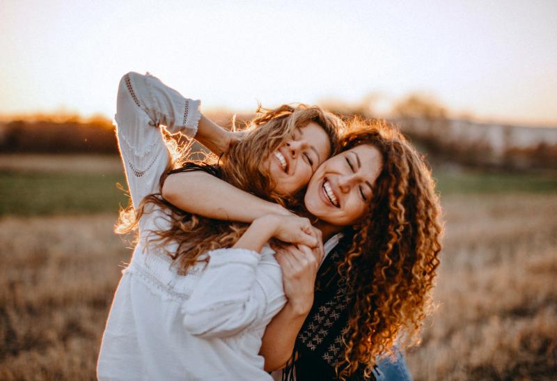 Dve smejúce sa ženy v prírode.