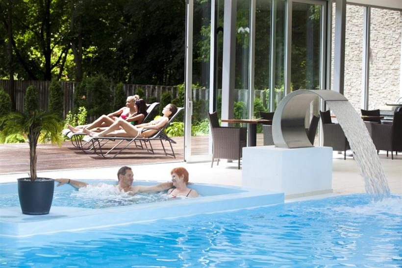 Hotelový bazén a hostia.