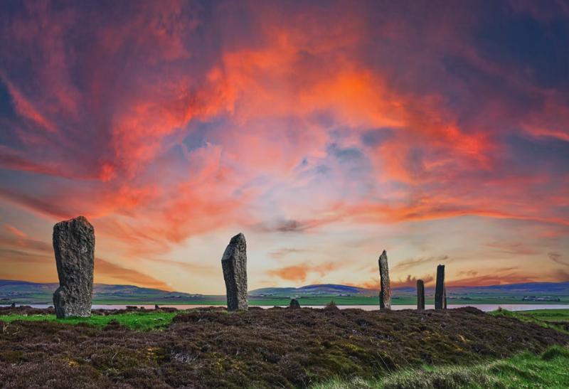 Megality Ring of Brodgar a krásne sfarbená obloha.