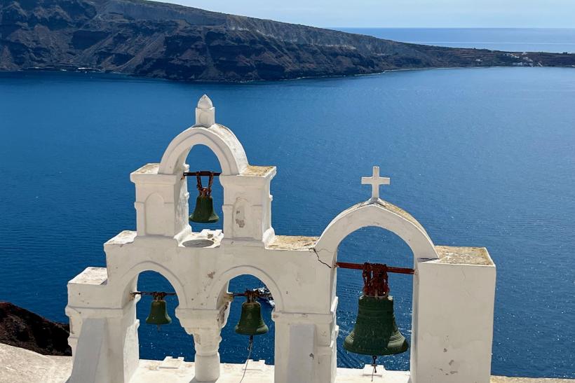Kostol a zvony na ostrove Santorini.