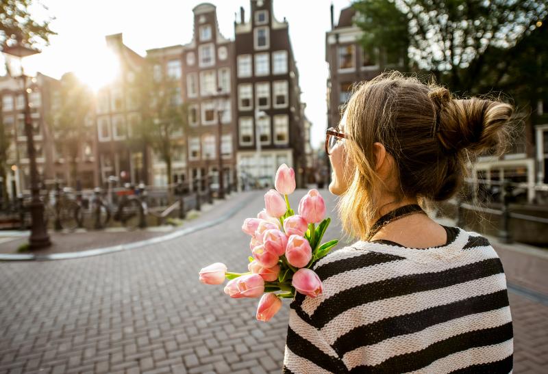 Dievča s tulipánmi v Amsterdame.