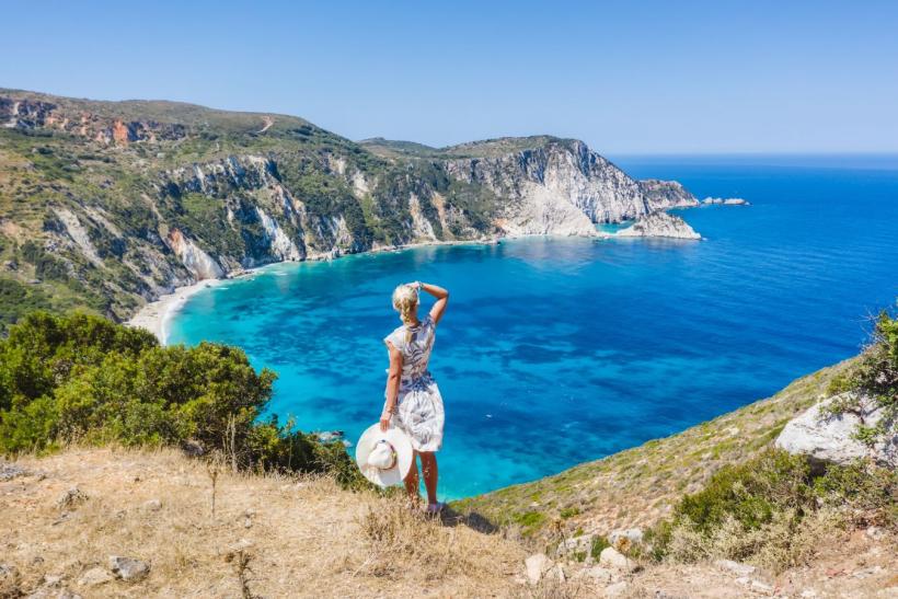 žena s výhľadom na Petani beach, Kefalónia