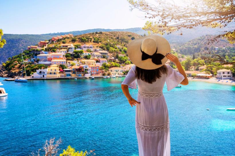 žena s klobúkom a idylická atmosféra dedinky Assos, Kefalónia