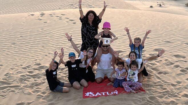 Delegát, animátor a deti v púšti aj počas silvestrovských pobytov. Omán