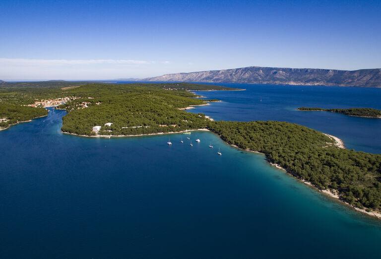 Chorvátsky ostrov Hvar a Jadranské more.