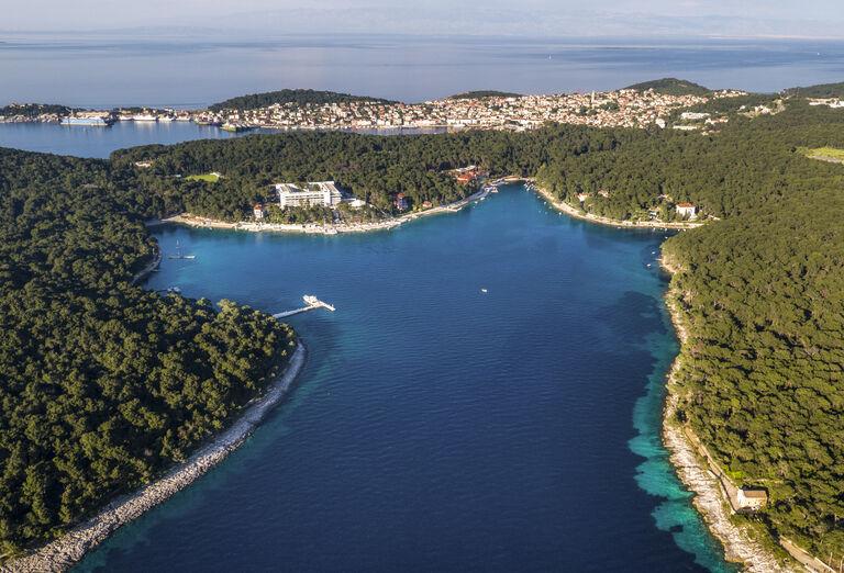 Zelený a bujný ostrov Mali Lošinj a Jadranské more.