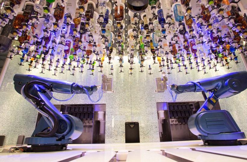 Bionic bar je s dvomi robotmi - barmanmi na lodi Harmony of the Seas