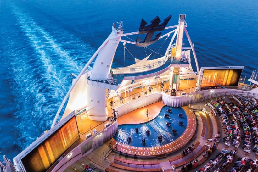 Predstavenie na lodi Harmony of the Seas s divadlom pre divákov s výhľadom na more.