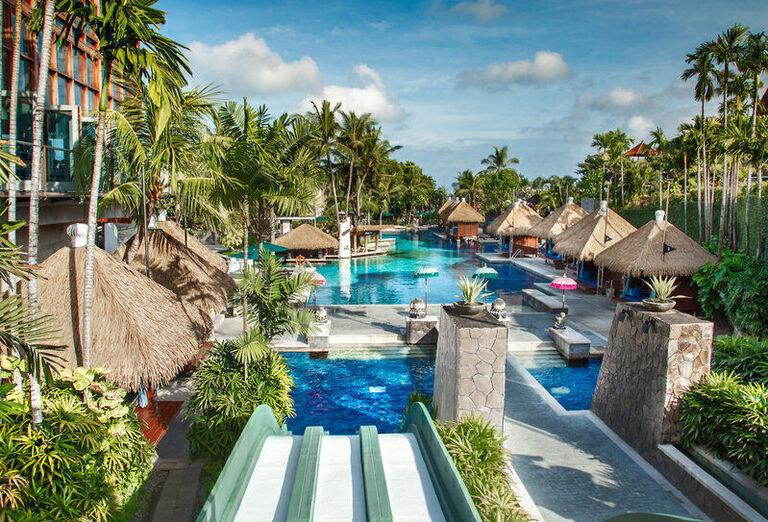 Hotel Hard Rock na exotickom Bali s bazénom, tobogánmi a hlavná budova hotela.