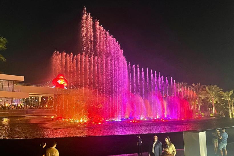 Pohľad na spievajúcu farebnú ohňovú fontánu hotela Atlantis The Royal.