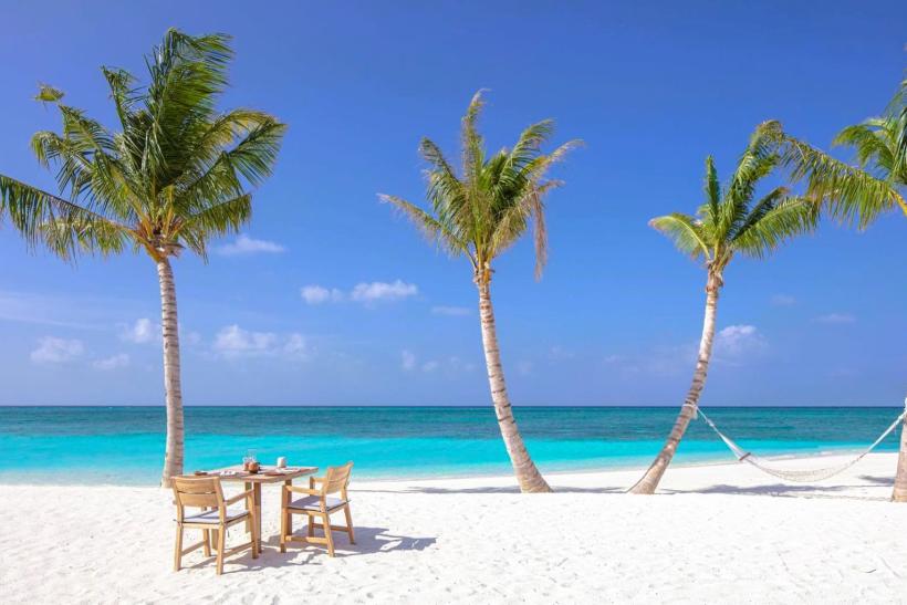 Biela pláž hotela Aarah Island, Maldivy