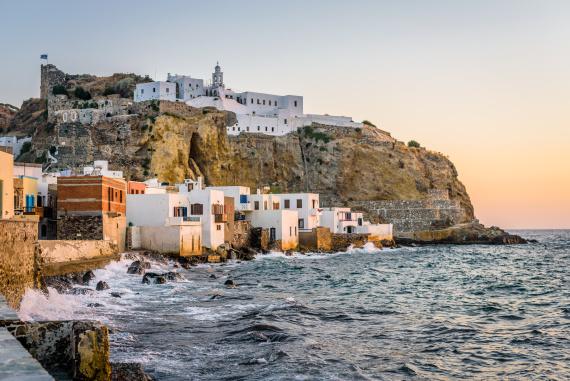 Mesto Nisyros s tradičnými domami a hradom nad morom na ostrove Kos, Grécko