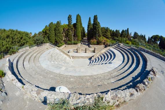 Staroveký Odeon – antické divadlo obklopené zeleňou v meste Kos, Grécko