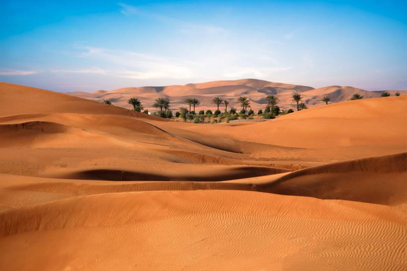 Zelená oáza uprostred púšte Al Ain, Spojené arabské emiráty.