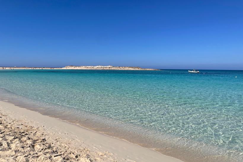 Egyptská pláž Almaza Bay pre hotelom Sakhra.