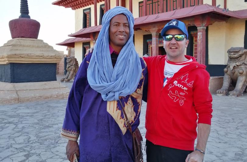 Juraj Okál s marockým sprievodcom vo filmovom štúdiu v Maroku.
