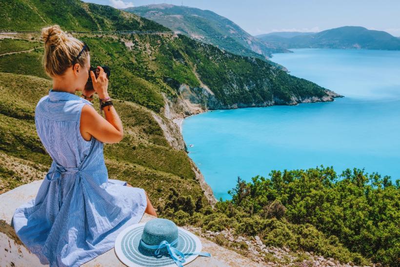 žena na vyhliadke s fotoaparátom v ruke. Kefalónia