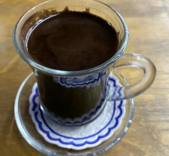 Silná čierna káva v sklenom poháriku.