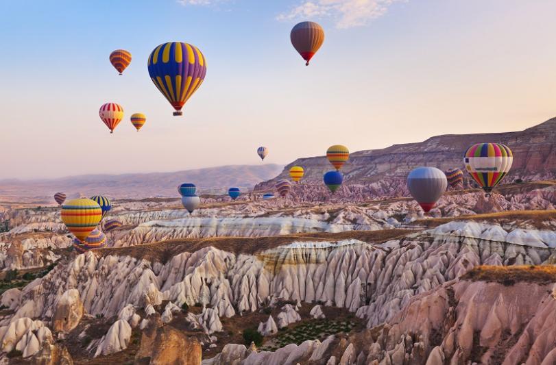 Východ slnka a skalné scenérie z balóna v Cappadocii.