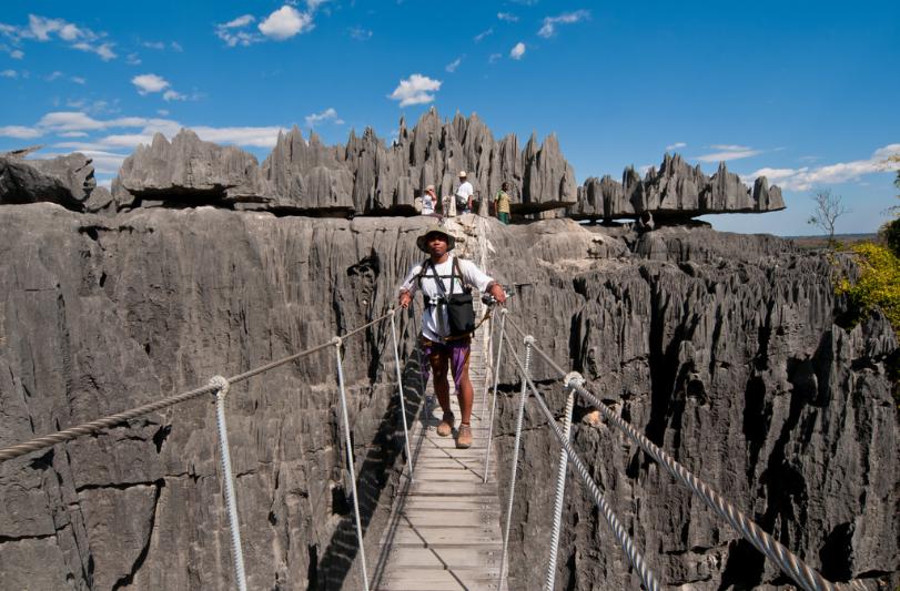 Národný park Bemaraha - sádrovcové hroty, visutý chodník a turista.