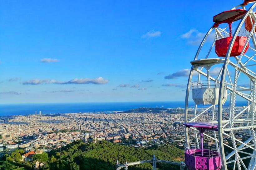 Pohaľad na Barcelonu, kolotoč a pobrežie. Španielsko.