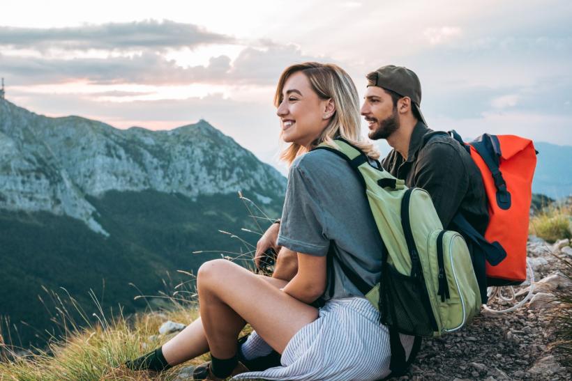 párik užívajúci si výhľad na turistike v horách