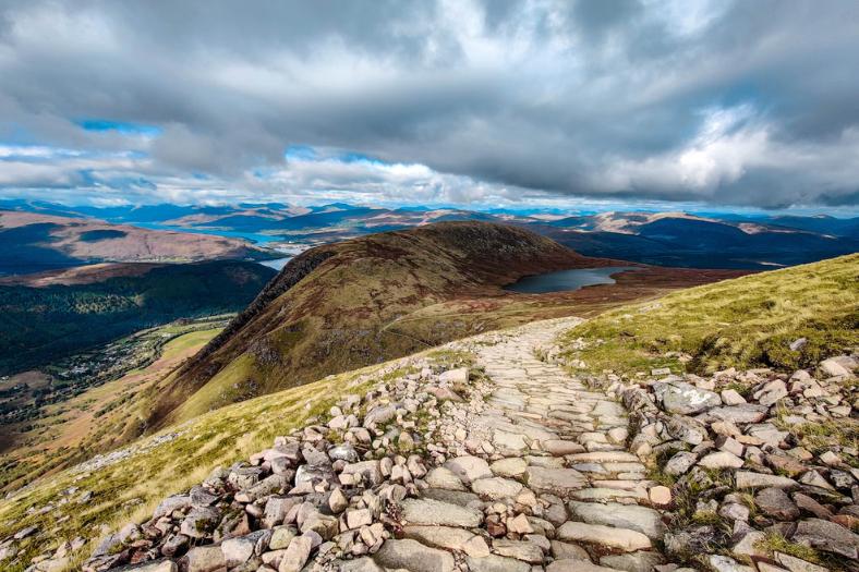 Zelené kopce, voda a modré nebo. Ben Nevis