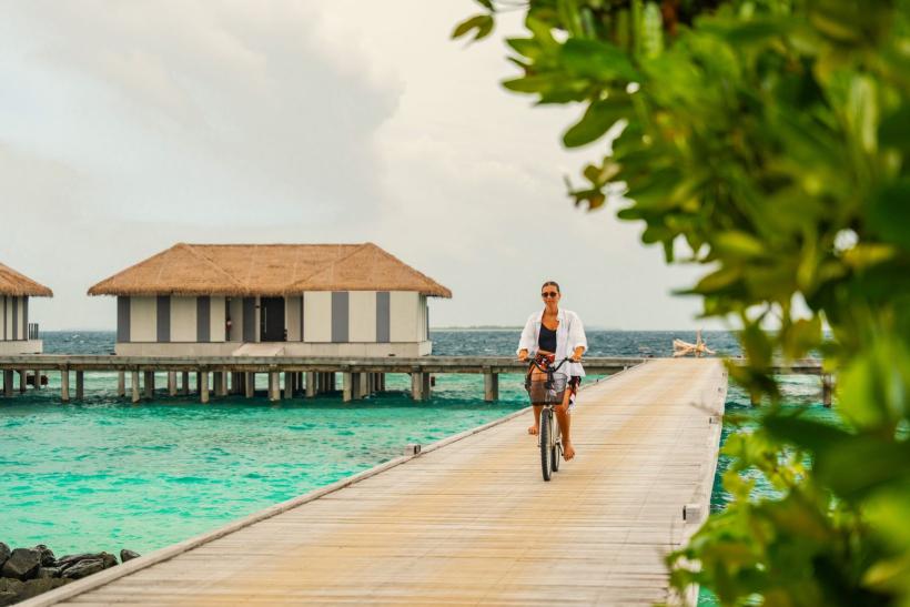 žena na bicykli v hoteli Noku Maldives, Vignette Collection