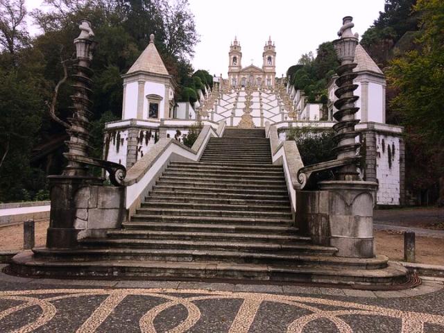 Kostol Bom Jesus do Monte s barokovým schodiskom a zeleným parkom.