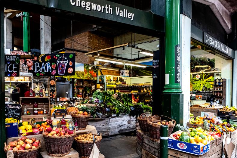 Borough Market s rôznym tovarom. Londýn