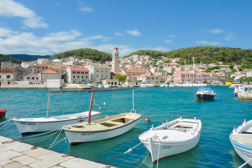 Malé loďky na mori na ostrove Brač.