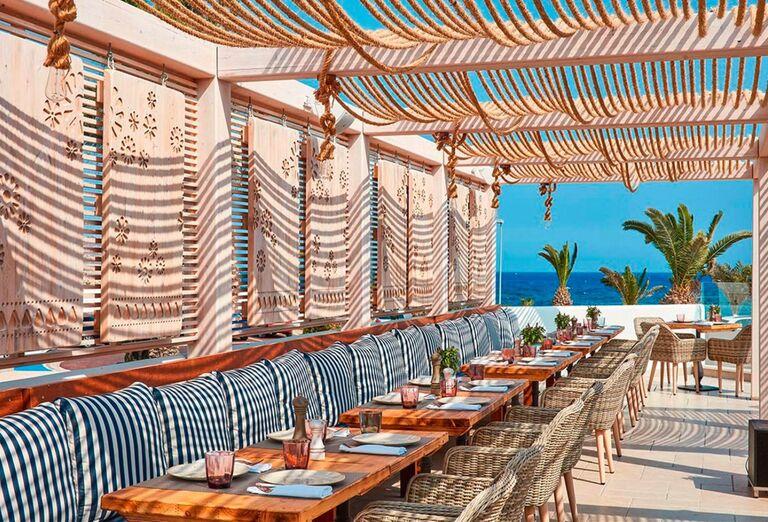 Reštaurácia a pohodlné sedenie s krásnym výhľadom na more v hoteli Atlantica Mare Village. Južný Cyprus