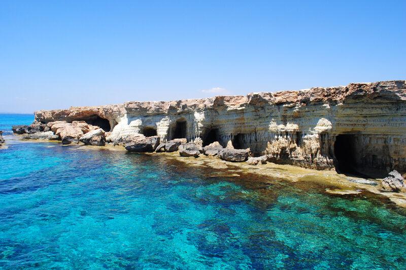 Cape Greco s tyrkysovým morom a skalným pobrežím na Južnom Cypre.