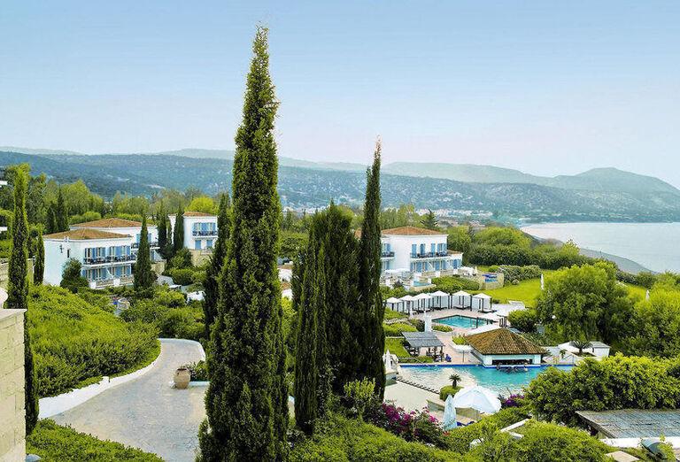 Hotel Anassa v krásnom zelenom prostredí a pri mori na Južnom Cypre.