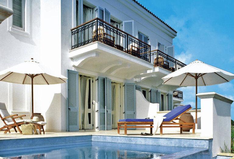 Štýlové ubytovanie hotela Anassa s bazénom, slnečníkmi a lehátkom na Južnom Cypre.