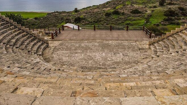 Antické divadlo a more v pozadí na Južnom Cypre.