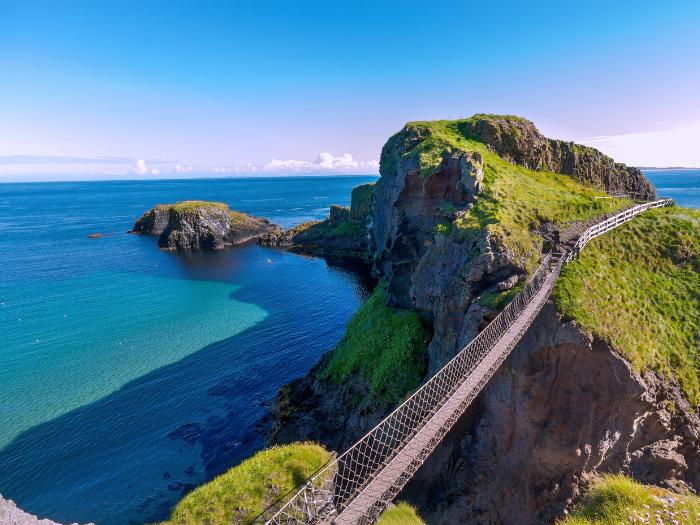 Most cez vodu z pevniny na ostrov. Írsko.