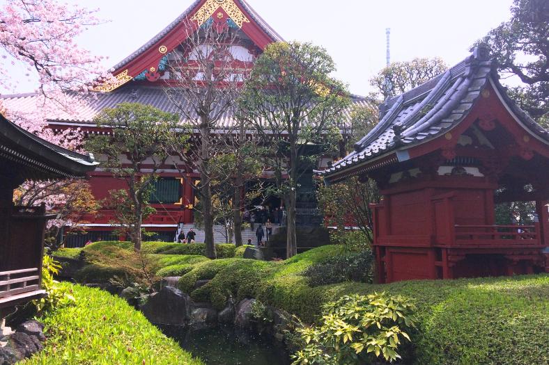 Šintoistický chrám a záhrady. Japonsko.