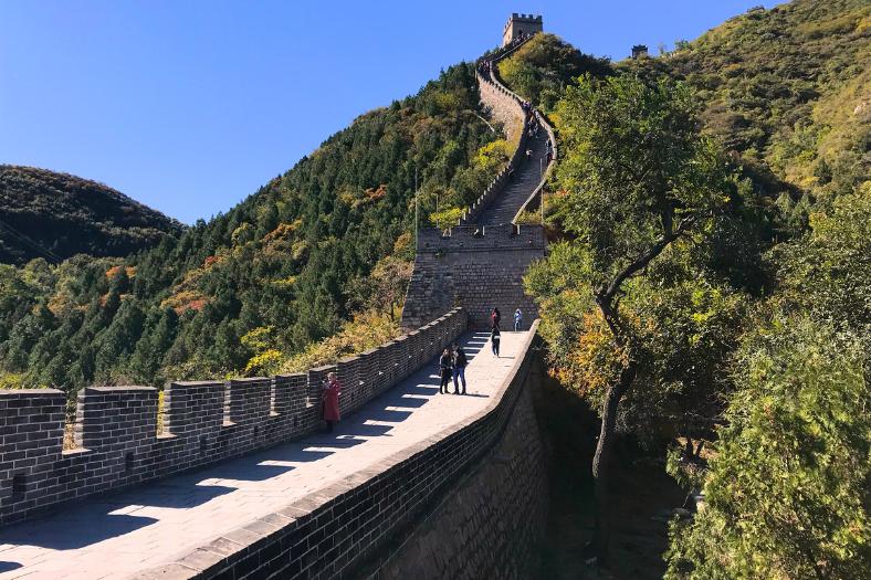 Čínsky múr a zeleň v okolí.
