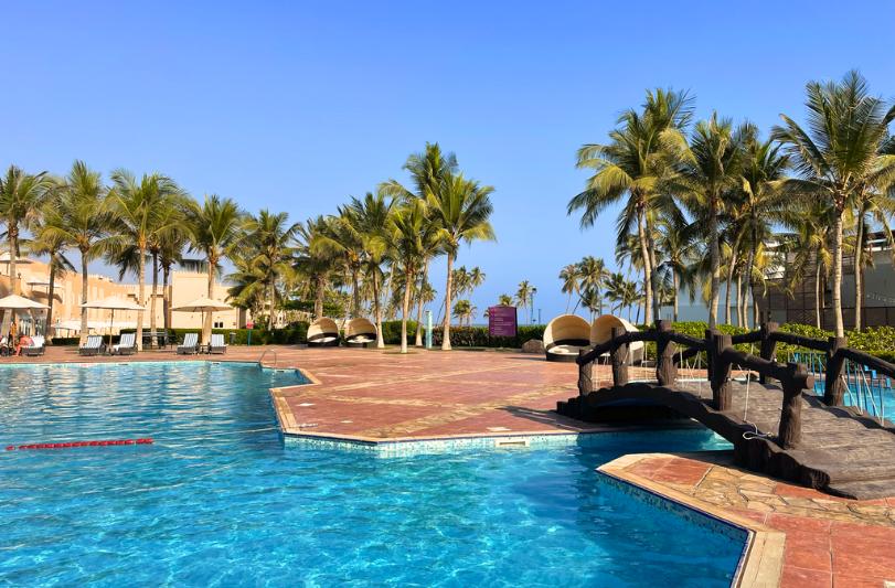Bazén a ležadlá v Crowne Plaza Resort v Salalah. Omán