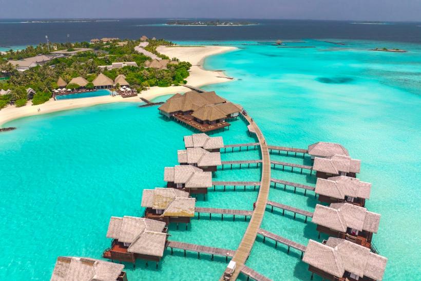 Pohľad z výšky na rezort Heritance Aarah, Maldivy