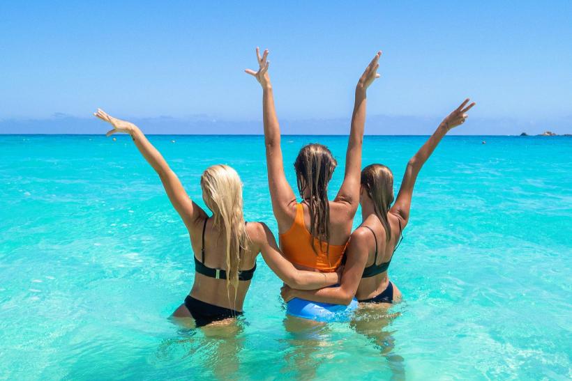 Turistky v tyrkysovom mori v Marsa Matrouh, Egypt