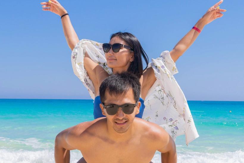 Mladý párik pózuje na pláži v oblasti Marsa Matrouh, Egypt
