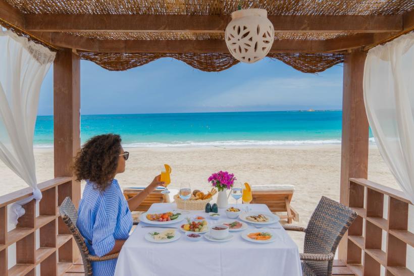 žena na pláži s nádherným výhľadom na more v Marsa Matrouh, Egypt.