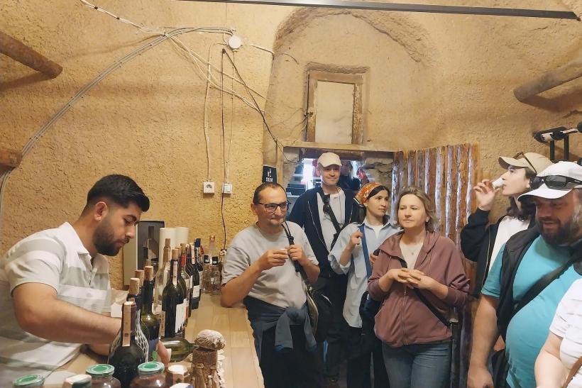 Skupina ľudí pri degustácii vína v Kapadócii.