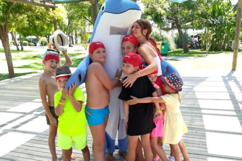 Maskot rodinného klubu Planet FUN delfín Delfi s deťmi.