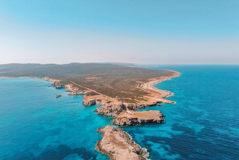 Divoké pobrežie oblasti Famagusta