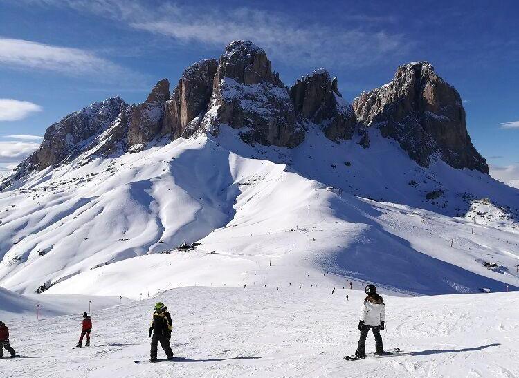 O parádne kulisy k rodinnej lyžovačke sa postarajú talianske Dolomity.